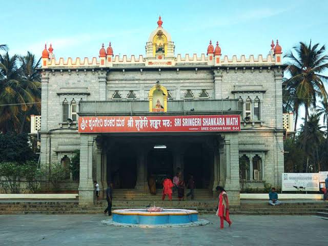 Shringeri Matha Mahavakya - Aham Brahm Asmi Territories - Andhra, Dravida, Karnataka, Kerala Deva- ādivarahDevi - KāmakshiVeda - Yajurveda Title of Sanyasis - Saraswati, Bharati, Puri Sacred river - TungaBhadra