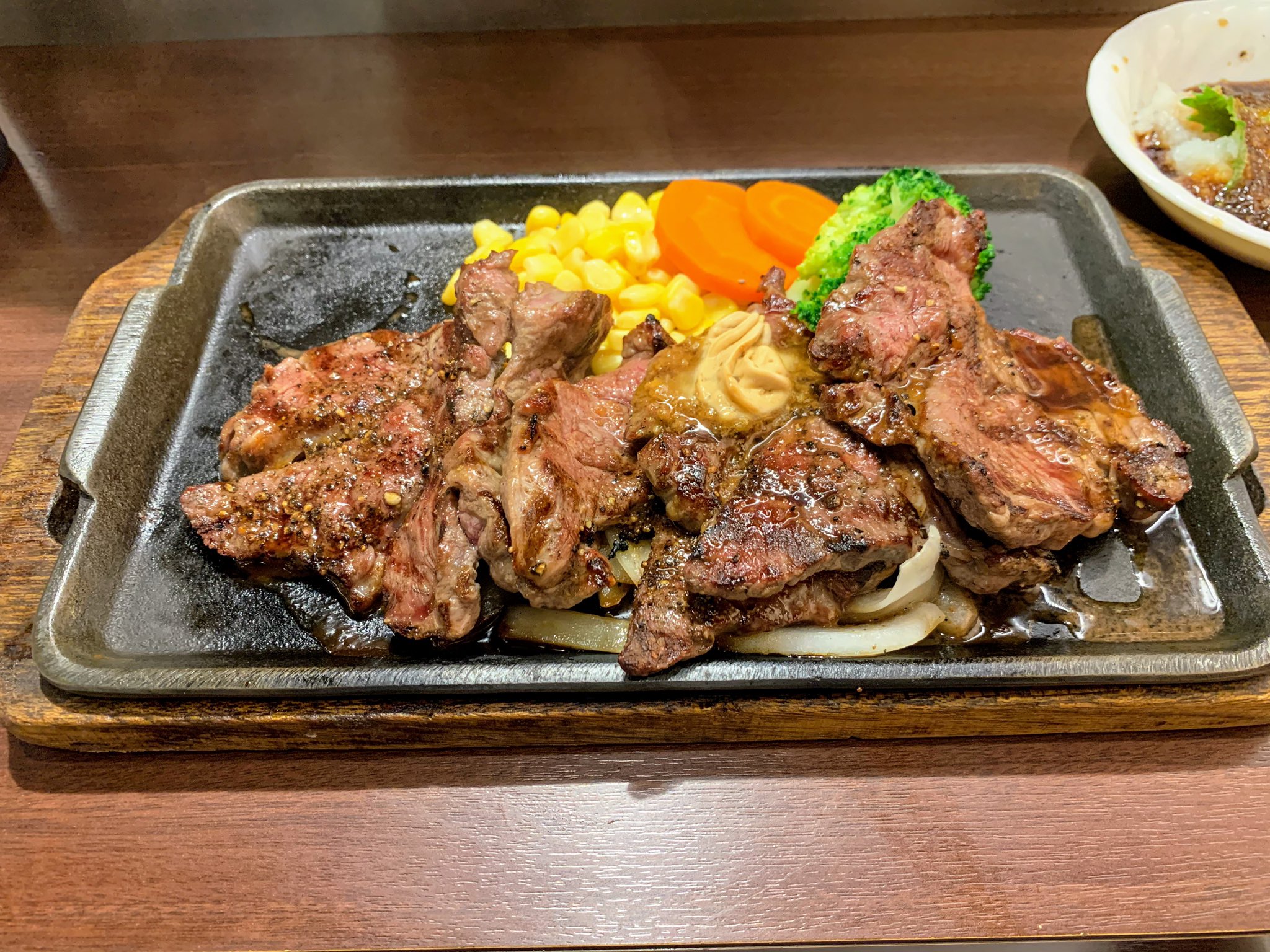 Captain Tk 今日のランチは いきなり ステーキ 大門店でテンダーカットステーキ300gを大根おろしトッピングで食べた サッパリとしてウマウマでした 大門店の仕切りは調味料の台まであるので 新コロの感染リスクはかなり抑えられ Captain Tk 今日のランチは いきなり ステーキ 大門店でテンダーカットステーキ300gを大根おろしトッピングで食べた サッパリとしてウマウマでした 大門店の仕切りは調味料の台まであるので 新コロの感染リスクはかなり抑えられ