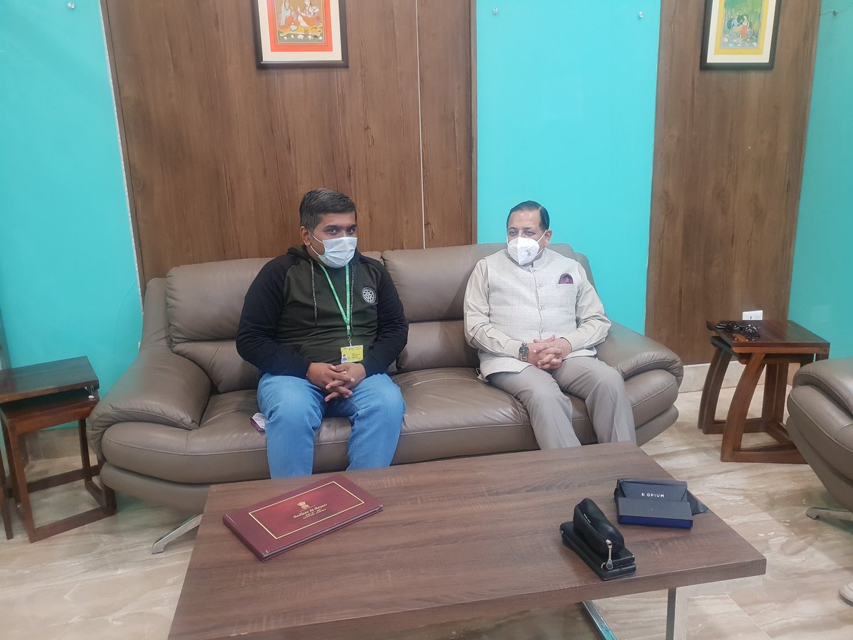 Dlsandeepthakur's tweet photo. केन्द्रीय राज्य मंत्री डाॅ जितेन्द्र सिंह जी से सुखद मुलाकात हुई साथ ही #DDC_Election की विस्तृत चर्चा हुई ।
@DrJitendraSingh @BJP4JnK https://t.co/GralntCBiy