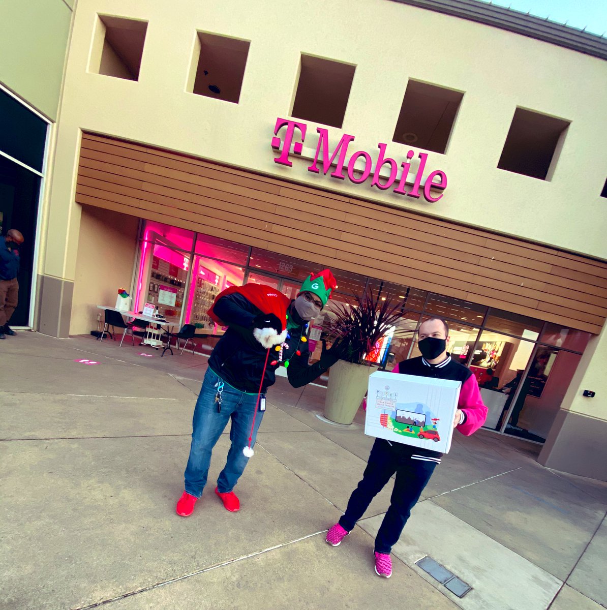 CathyCrumbs's tweet photo. Thank you to @YourGoogleGuyO for stopping by and spreading some Holiday cheer! #GoogleExperience #MagentaMagic @KevinMurray3 https://t.co/uuY96SeUq7