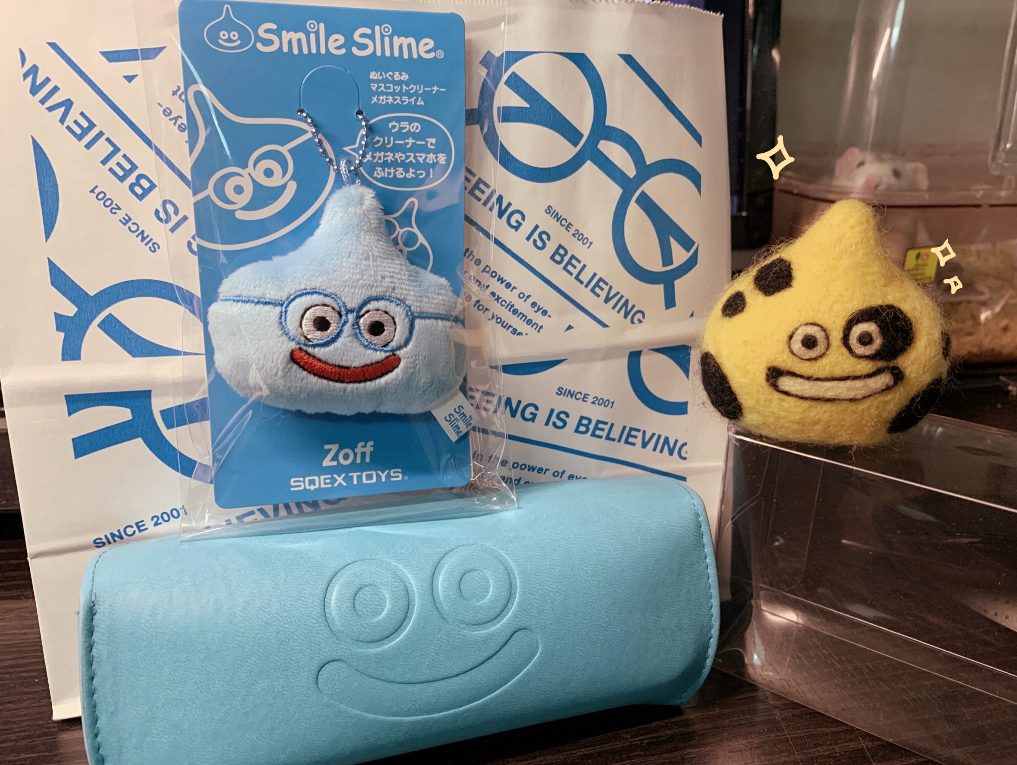 Linne ꙭ 今日からドラクエxとのコラボでzoffさんにスライムメガネが ちょこんとスライムのぬいぐるみが置かれてて可愛かったです ꙭ 撮影許可済み ケースとメガネスライムのクリーナーを買いました Zoff メガネスライム T Co