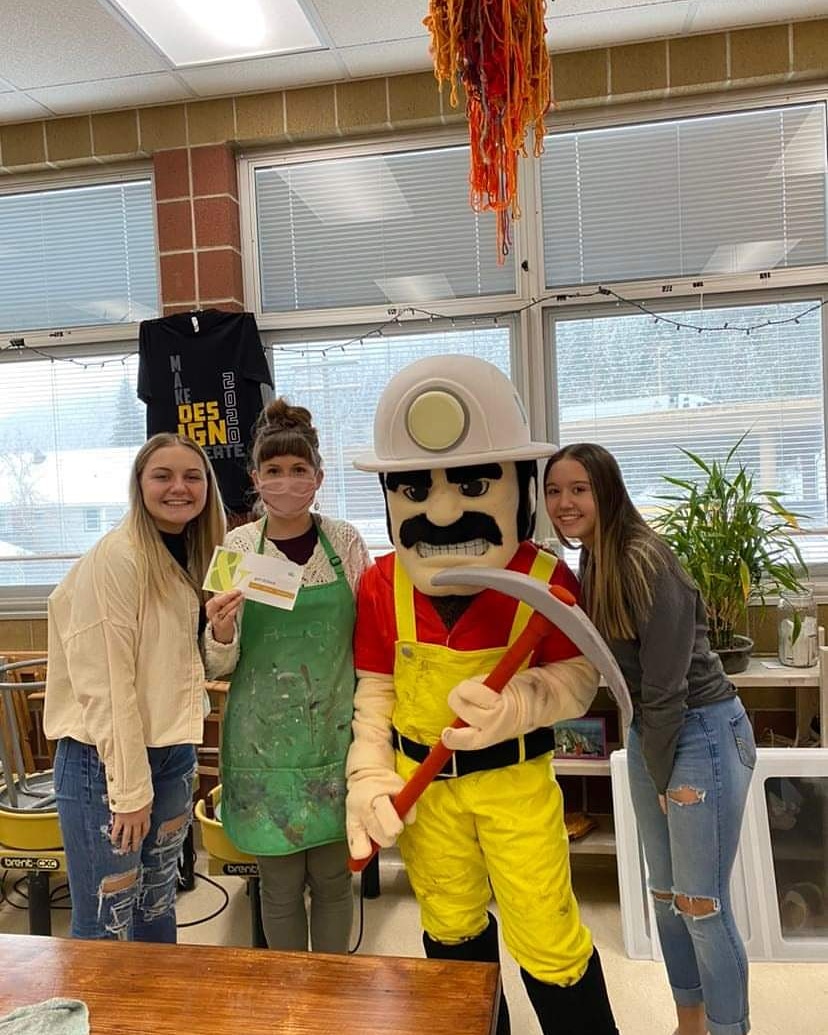 WallaceJrSrHigh's tweet photo. 12 Days of Christmas continues at Wallace Jr/Sr High School! The Student Council awarded Mrs. Lund with a gift card from Sol &amp; Serre. Thank you teachers for all you do for our school!

#minerpride https://t.co/Lf8mh7P8t1