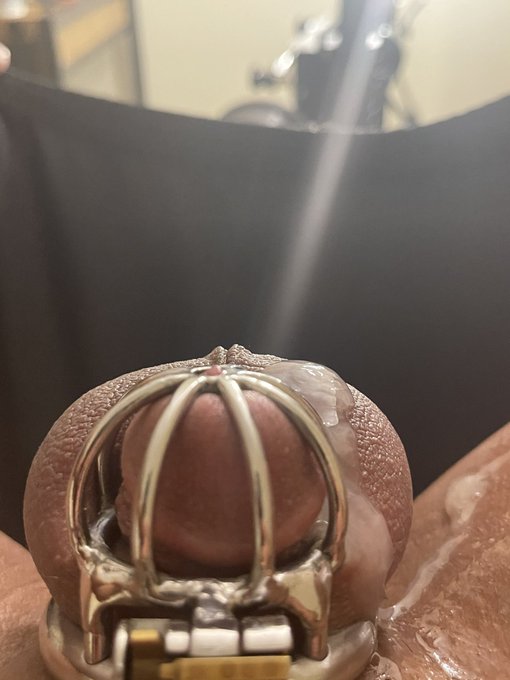 Retweet if you want to see the video of how the fuck machine made this locked jock cum handsfree.

#chastity