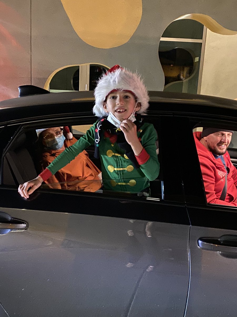 LisaLisalew's tweet photo. Santa, music, holiday display, pictures &amp; family time!!! #FrostyFunNightExpress https://t.co/JpYiUbZkdg