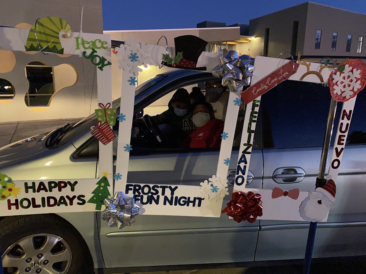 LisaLisalew's tweet photo. Santa, music, holiday display, pictures &amp; family time!!! #FrostyFunNightExpress https://t.co/JpYiUbZkdg