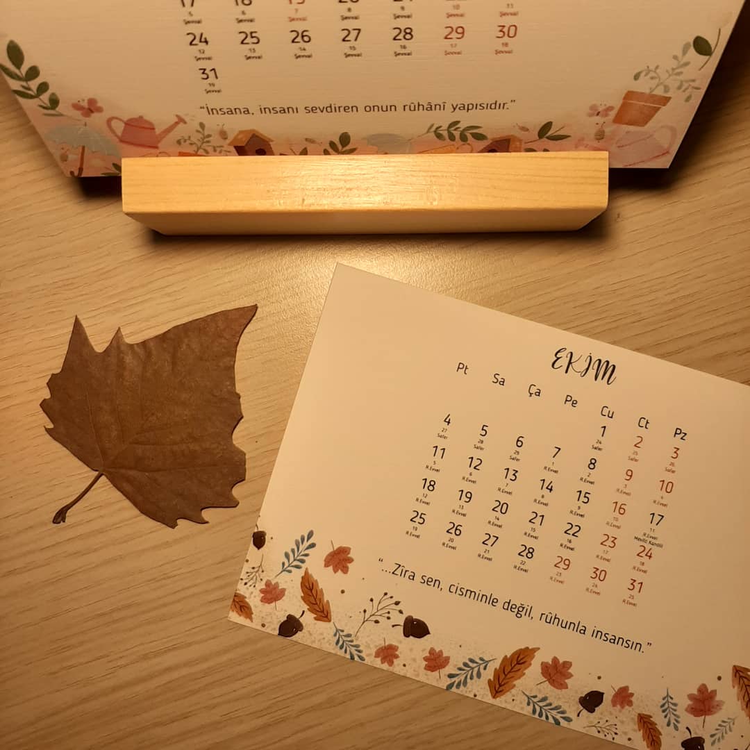 *Hâtif Tasarım Masa Takvimi Satışta*

Her ayda kıymetli büyüklerimizin sözlerinden alıntılar bulunmaktadır 🍃

Çizimler özel tasarımdır ✏️

Ahşap stand ile birlikte gönderilmektedir. 

12x17 boyutunda 📏
350gr fantezi karton 📌