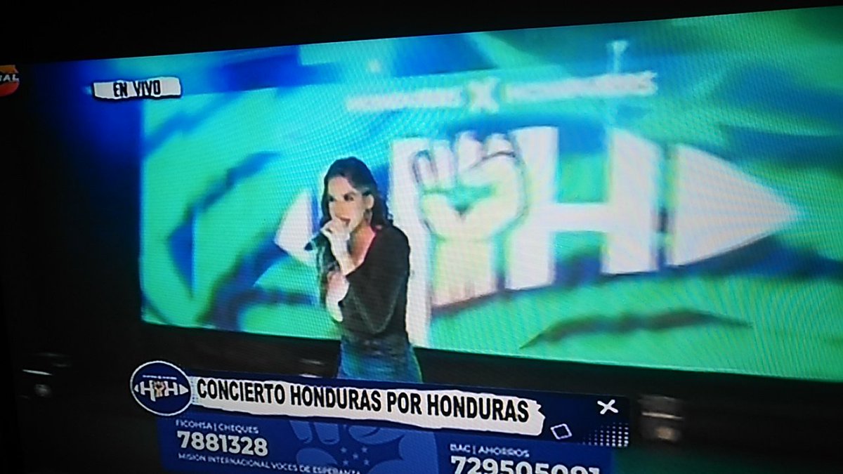 Ya está sobre el escenario <a href="/AngieFloresHn/">Angie Flores 💙🎶💜</a> 
#AngieEnHnPorHn
.
