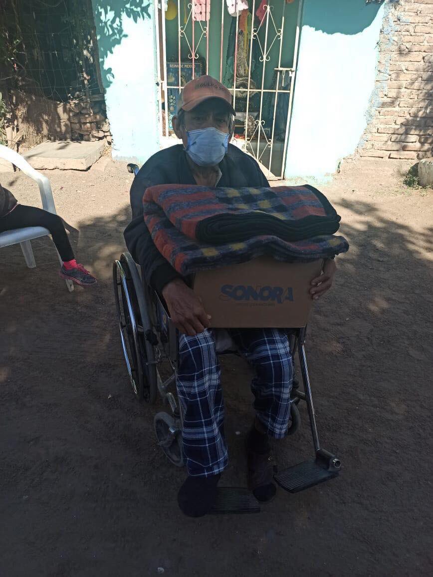 siri_salido's tweet photo. Para evitar enfermedades por las heladas que se presentan en esta temporada, entregamos un total de 200 cobijas y despensas en la colonia Ejidal de Esperanza y en la colonia Cajeme, el PT está del lado de la gente 💪🏻 #ElSiriEstáContigo https://t.co/WHzYN0zf2F