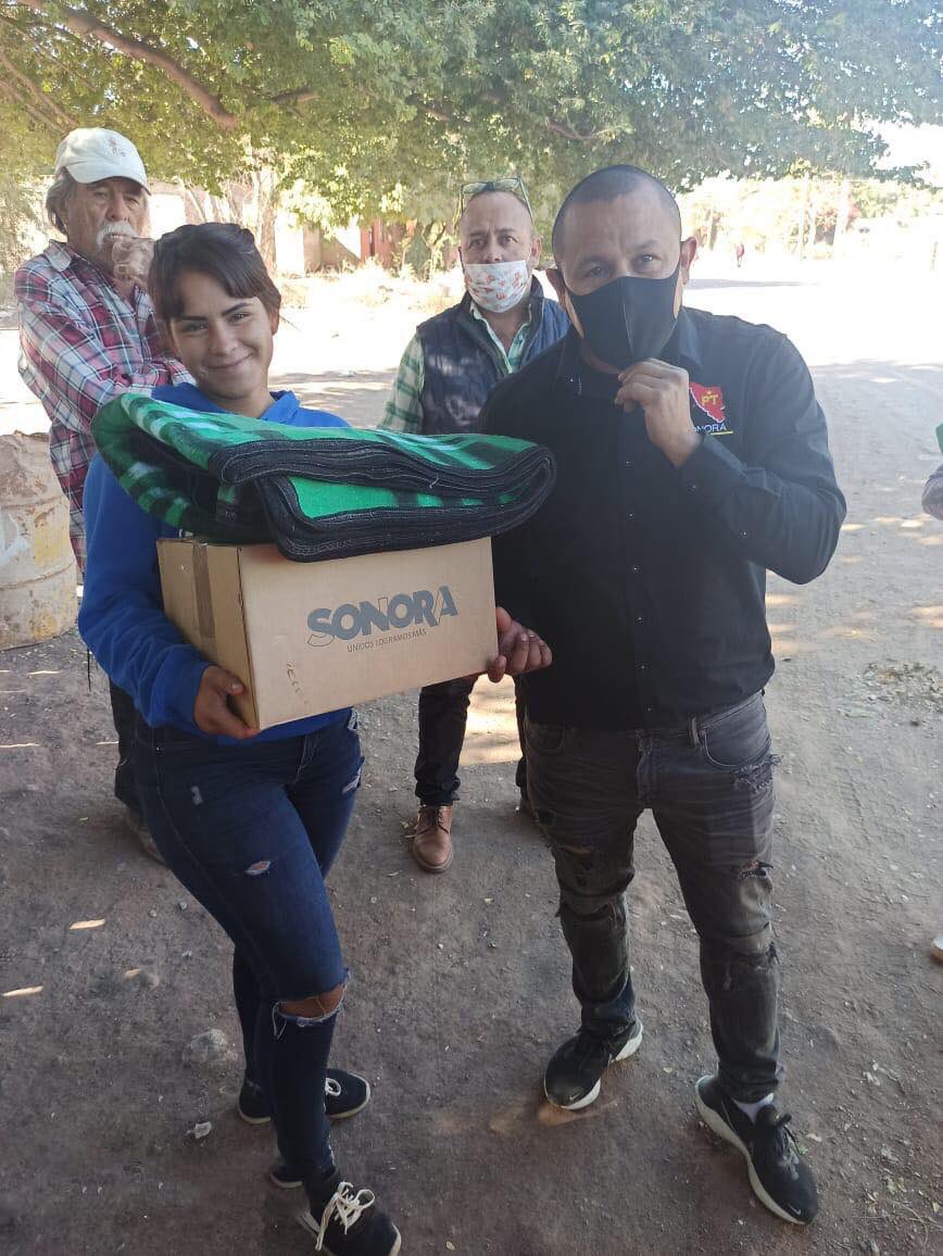 siri_salido's tweet photo. Para evitar enfermedades por las heladas que se presentan en esta temporada, entregamos un total de 200 cobijas y despensas en la colonia Ejidal de Esperanza y en la colonia Cajeme, el PT está del lado de la gente 💪🏻 #ElSiriEstáContigo https://t.co/WHzYN0zf2F