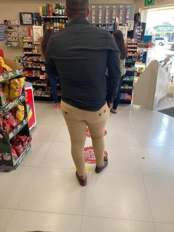 hum0r's tweet photo. Vestido así, ¿qué creen que vaya a comprar? https://t.co/j1Pzo0RmWv
