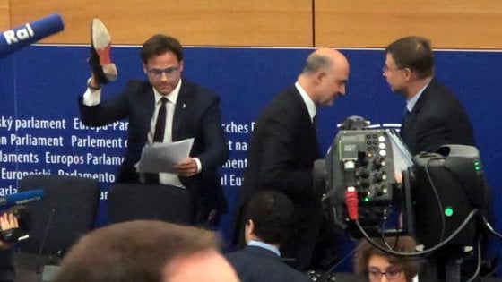 Angelo Ciocca (LEGA):
vaccinate prima i lombardi
perché valgono più dei laziali...

   ATTENZIONE⚠
   il problema non sono loro
   non è ciò ciò che dicono
   non sono le scimmie urlatrici
   che hanno in testa

Il problema siete voi
voi che li applaudite e votate

#facciamorete