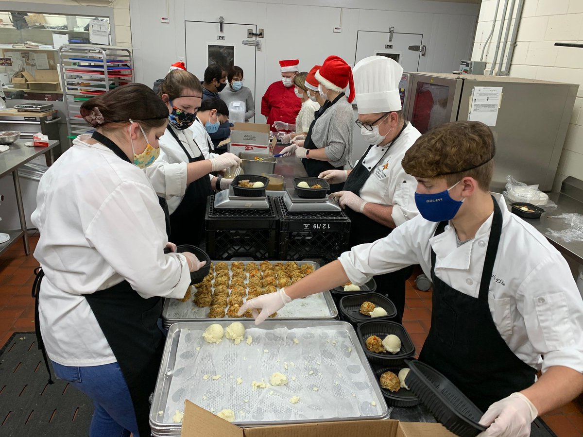 CPRSS_BSD's tweet image. CP Student Services, Culinary teachers and students,  have been busy prepping, cooking and putting together turkey dinners for our entire school community. Every student and staff member will receive a traditional holiday meal this year.  #crocuscommunity #give @BrandonMBSD