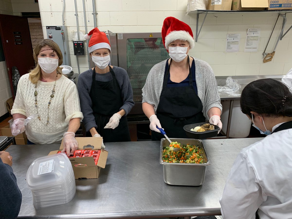 CPRSS_BSD's tweet image. CP Student Services, Culinary teachers and students,  have been busy prepping, cooking and putting together turkey dinners for our entire school community. Every student and staff member will receive a traditional holiday meal this year.  #crocuscommunity #give @BrandonMBSD