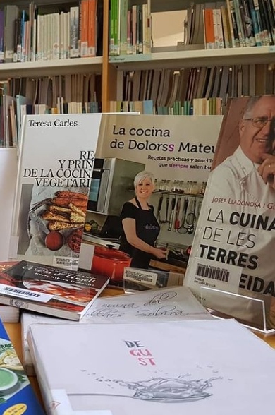 bplleida's tweet photo. Aquestes festes no pot faltar a la taula la #cuinalleidatana. Des de l' #ÀreaLocal et proposem una mostra de llibres per anar agafant idees. Un bon dinar fa de bon esperar! #bplleidarecomana @bibliotequeslle @bibliotequescat https://t.co/n8DR0Ancvf