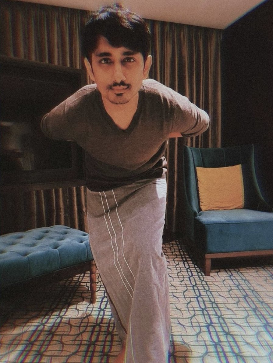HydTimes's tweet photo. When you literally run out of poses @Actor_Siddharth
#Siddharth #Tollywood #Pose #FunPicture https://t.co/PwTQKCvSbp