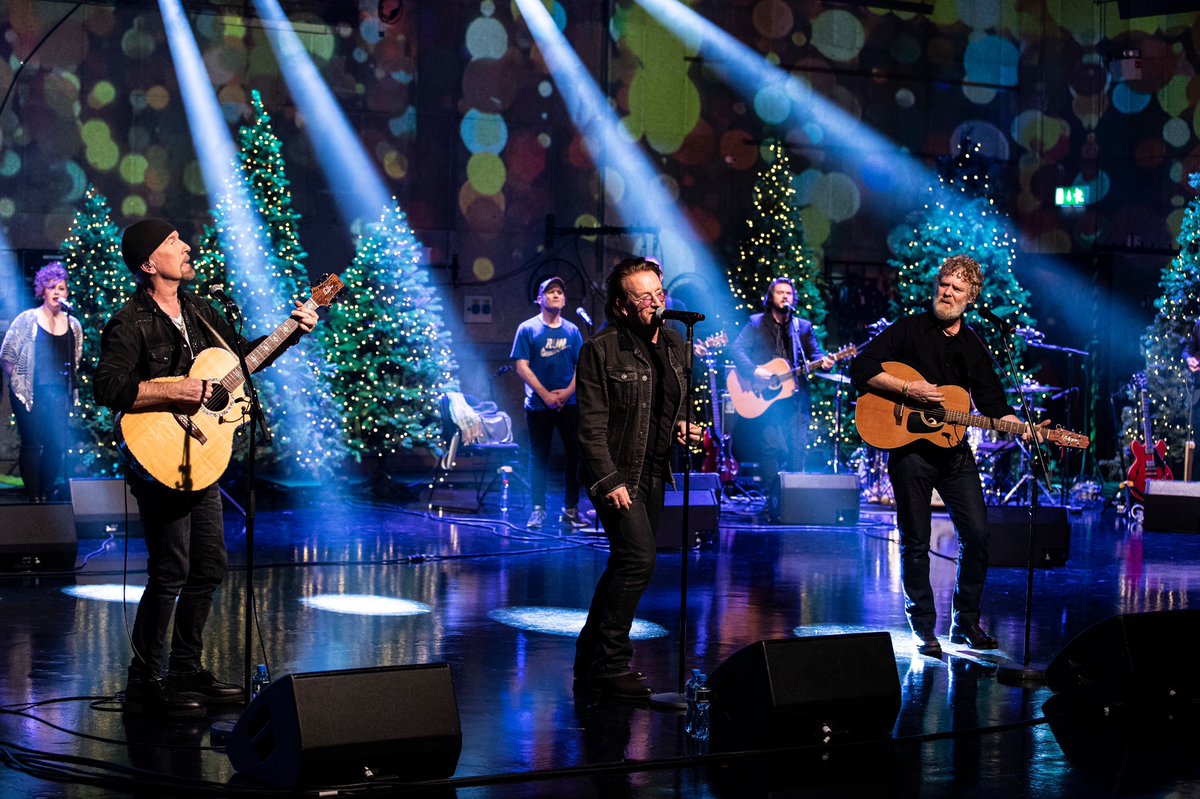U2's tweet image. Tune in tonight at 9:35pm Irish time for some music in support of @Glen_Hansard and @RTELateLateShow Busk For Simon on RTÉ One