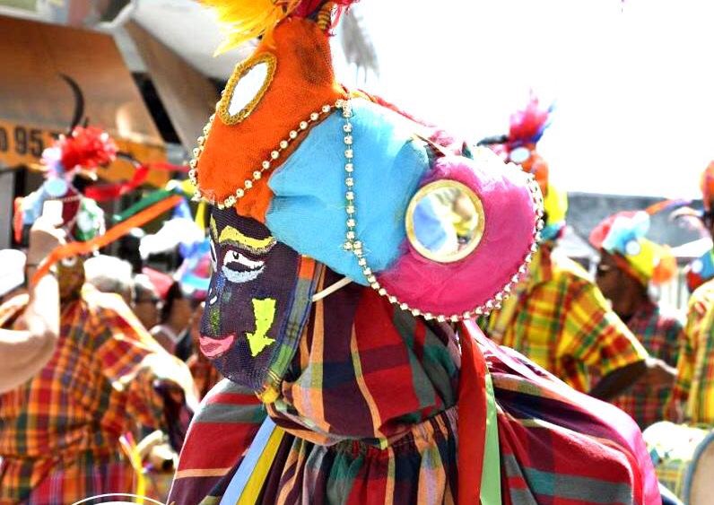 Tout le monde connais Mas vyéfò, lontan sé mésyé la kon jogging lotto. C’est actuellement le mas le plus ancien de Guadeloupe ils sont là depuis la fin de la seconde guerre quand même avec ces tenues en madras ils sont reconnaissables à leur musique (it looks like lapo kabwit )