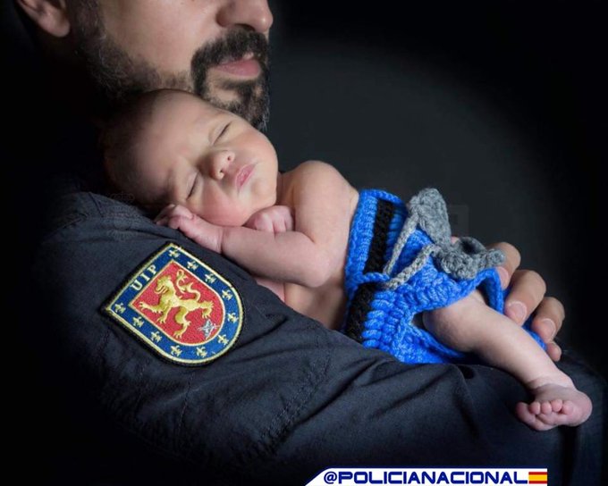policia's tweet photo. Abrazos como estos 👶💙 son el mejor remedio para cualquier mal.

#SomosAzules
#SomosTuPolicía 
#BuenasNoches 💤💤 https://t.co/2jgVRr6Oa7