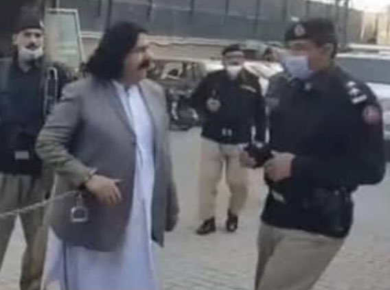 HamidMirPAK's tweet photo. زنجیروں میں جکڑا یہ بلڈی سویلین قومی اسمبلی کا رکن ہے یا کوئی اور؟کیا یہ جعلی تصویر ہے؟اس طرح کا سلوک پاکستان میں سب کے ساتھ ہوتا ہے یا کسی کسی کے ساتھ ہوتا ہے؟اس بلڈی سویلین کے ساتھ اختلاف کریں لیکن یہ تو بتائیں کہ اس  بلڈی سویلین نے ایسی کیا بات کہہ دی ہے جس پر آپ اتنے ناراض؟ https://t.co/8zrVHxbzNJ
