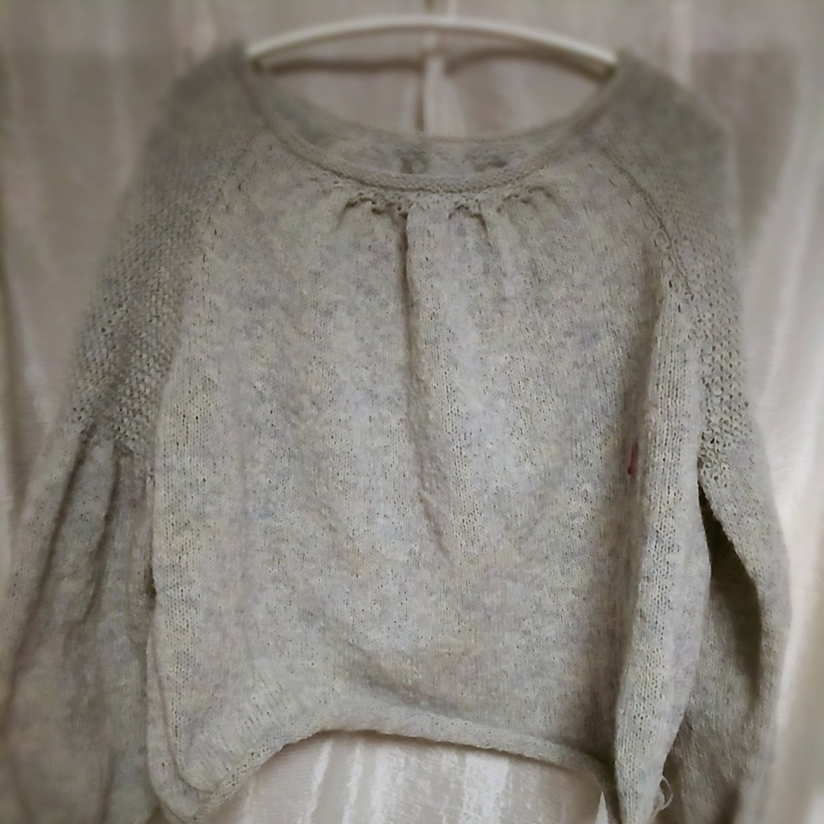 vemdhja's tweet photo. セーターを少しづつ編み進めててようやくここまで出来ました！今はメリヤスをぐるぐる編んでるのでＴＶ見ながら編んでたら、輪編みスタート時点に入れてたマーカーが外れてました😭😭いつ外れたんだ？裾の模様編みに入る前に始まりの場所を見つけなければっ。#編み物 https://t.co/WxCMBbozTz