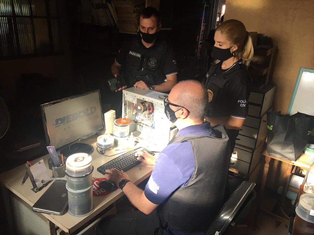 policiacivilrs's tweet photo. #OpInfânciaProtegida combate o armazenamento, a produção e o compartilhamento de pornografia infantojuvenil na Internet. Foram cumpridos sete mandados de busca e apreensão nos municípios de Porto Alegre, Lajeado, Teutônia, Tapera, Pedro Osório e Guaporé. #DPGV #Deca #DPI https://t.co/dIqluxx6Ad