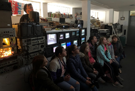 Zvočni ustvarjalci_ke in vokalni manipulatorji_ke HekLaba iz <a href="/GT22_Maribor/">GT22</a>, so v zadnjih 2 letih performirali na marsikaterem festivalu po Slo. Izbor iz arhiva 2019/2020 nam nocoj ob 19ih ponuja prijeten zaključek 26. MFRU in napoveduje miren skok v 2021. mfru.org/si/live