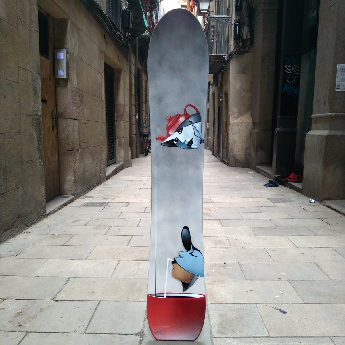 BL2A_'s tweet photo. Hace unos días me encontré una tabla de #snowboard que alguien había abandonado y decidí pintarla. #bl2a #artintervention https://t.co/BrbnNsabev