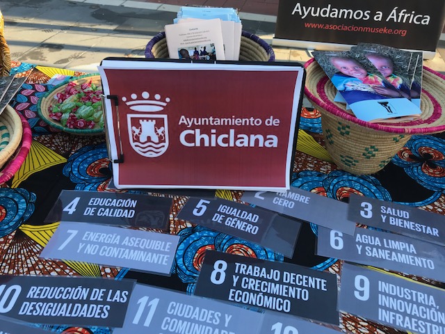 Museke_ONG's tweet photo. El 15 de diciembre, Museke estuvo con una mesa informativa en la Plaza de las Bodegas en la localidad de Chiclana de la Frontera, ofreciendo a la población información sobre actividades de Museke en Ruanda, y la relación que tiene con los Objetivos de Desarrollo Sostenible. https://t.co/R8TnkhXqHE