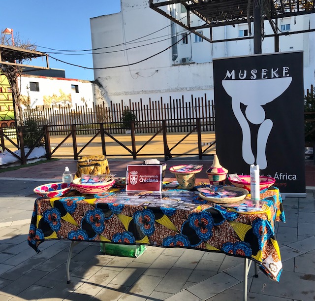 Museke_ONG's tweet photo. El 15 de diciembre, Museke estuvo con una mesa informativa en la Plaza de las Bodegas en la localidad de Chiclana de la Frontera, ofreciendo a la población información sobre actividades de Museke en Ruanda, y la relación que tiene con los Objetivos de Desarrollo Sostenible. https://t.co/R8TnkhXqHE
