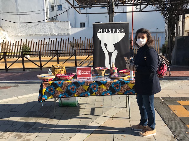 Museke_ONG's tweet photo. El 15 de diciembre, Museke estuvo con una mesa informativa en la Plaza de las Bodegas en la localidad de Chiclana de la Frontera, ofreciendo a la población información sobre actividades de Museke en Ruanda, y la relación que tiene con los Objetivos de Desarrollo Sostenible. https://t.co/R8TnkhXqHE