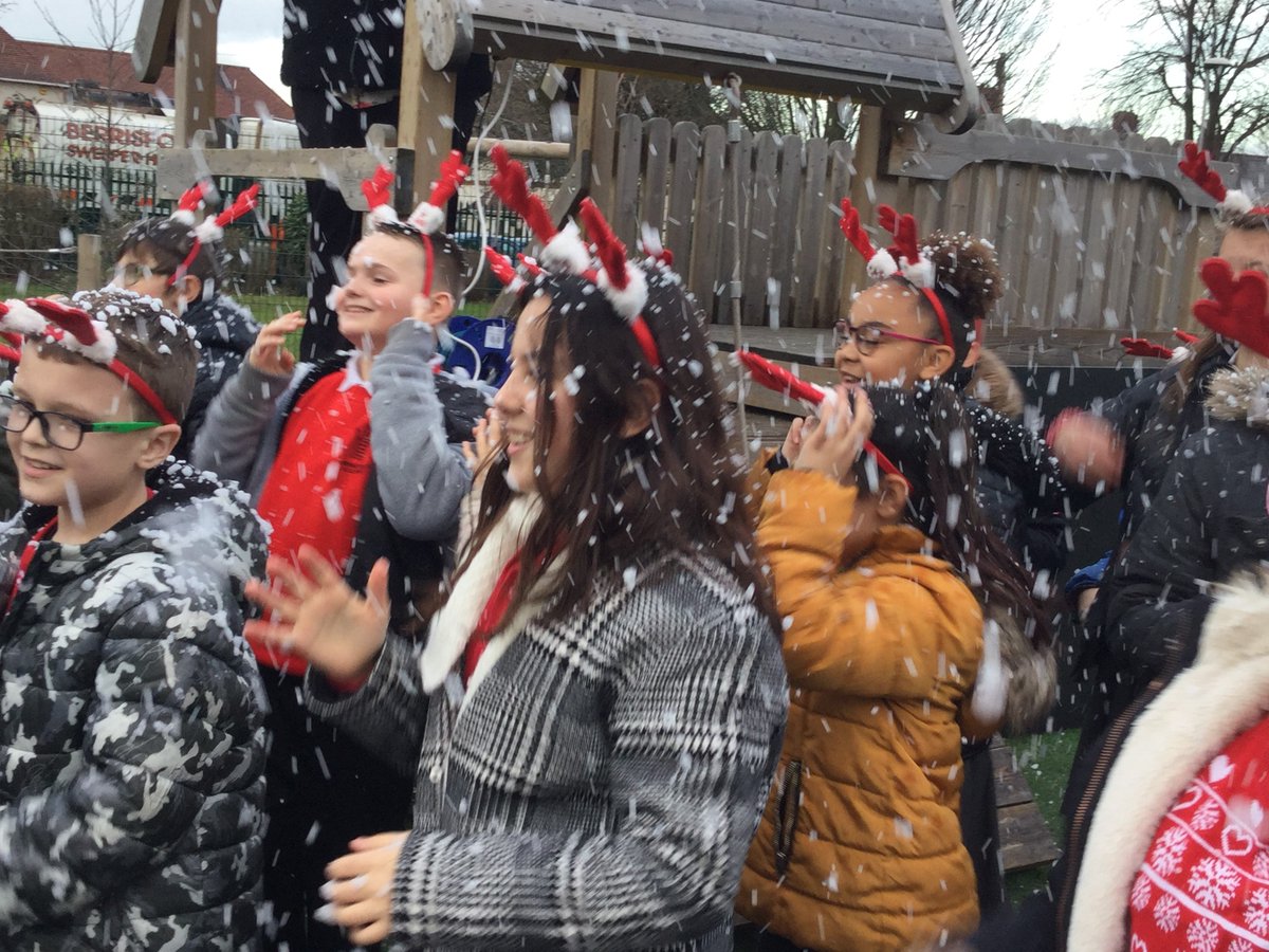 SpringfieldDLT's tweet image. Its amazing what fun you can have with a couple of Christmas songs and a snow machine.