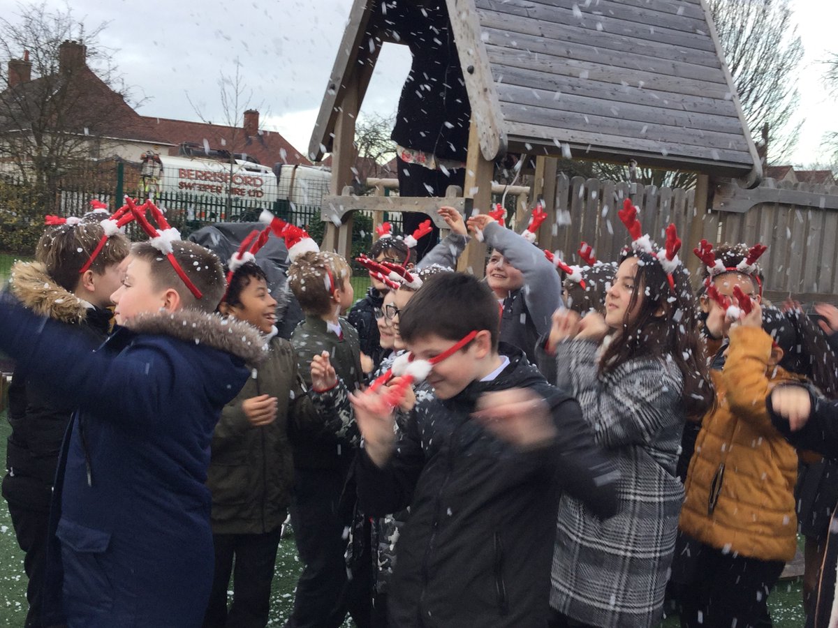 SpringfieldDLT's tweet image. Its amazing what fun you can have with a couple of Christmas songs and a snow machine.