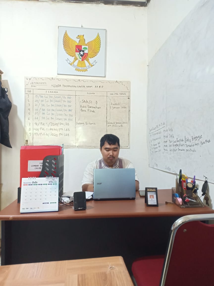 adrianbima94's tweet photo. Work hard #VaksinUntukKita
#semangat #pengacara #office https://t.co/uxSKyT4pyh