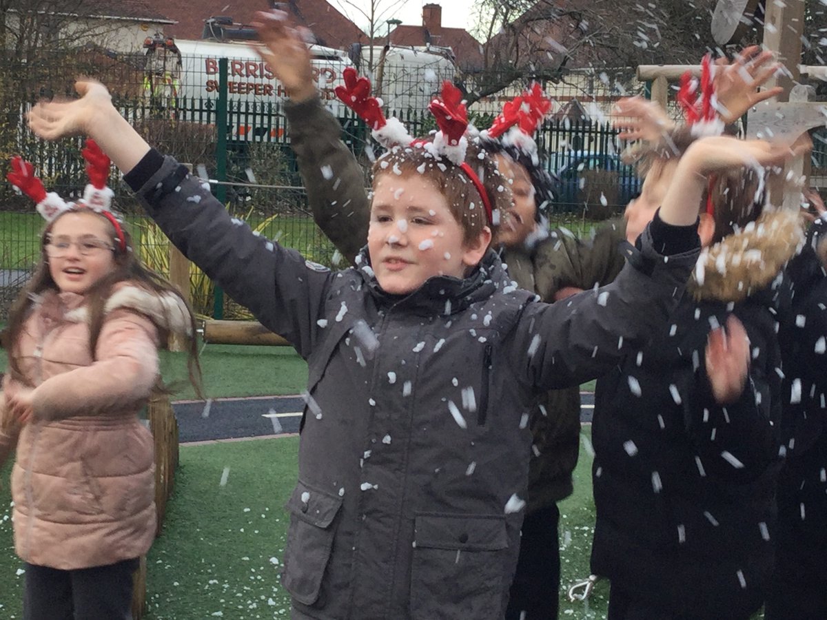 SpringfieldDLT's tweet image. Its amazing what fun you can have with a couple of Christmas songs and a snow machine.