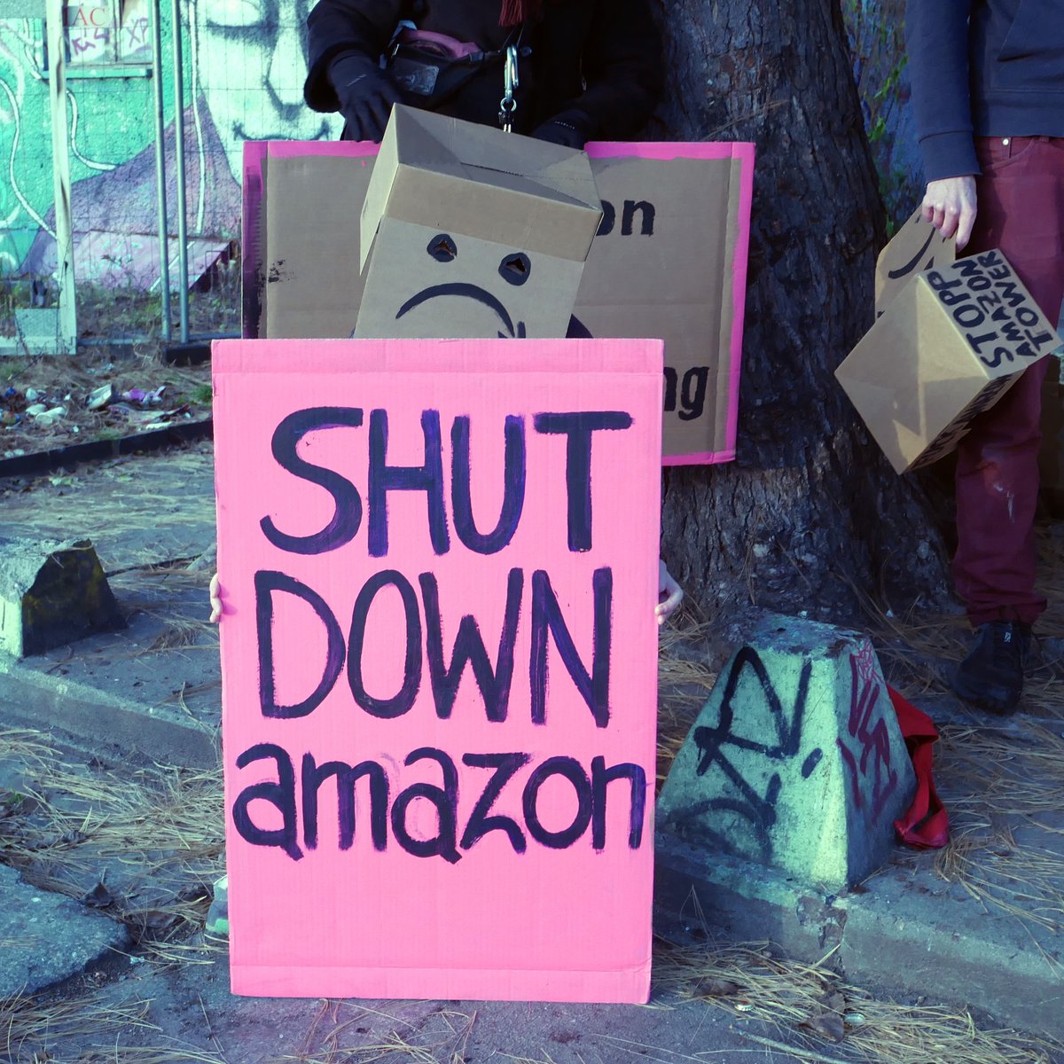 Menschen vor Profite: Solidarität mit den von Covid betroffenen Arbeiter*innen in #Amazon-Zentren! #Ausbeutung, Gesundheitsgefährdung, Verdrängung,  Gier, Umweltzerstörung &amp; Überwachung hängen zusammen, bekämpfen wir sie gemeinsam!
<a href="/MietenwahnsinnB/">#Mietenwahnsinn-Bündnis</a> 
#ShutDownAmazon #MakeAmazonPay