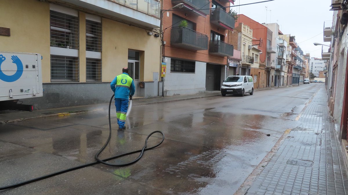 AVColliPujol's tweet photo. Després de molts mesos i de les múltiples queixes de veïns i de l'AAVV de Coll i Pujol, avui es neteja i baldeado amb aigua carrer Camèlies, això millor que res, però no la solució. En pocs dies tornarà a estar igual.
@Albiol_XG @daniel_gracia @rosabertran https://t.co/uuHl09VSuY