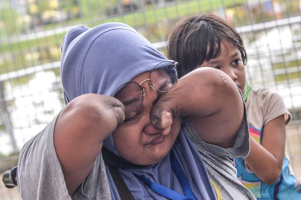 rozali53's tweet photo. Ebit Lew
 
Sedih sayu betul hati bila jumpa ibu tunggal, oku tiada sempurna 2 tangan dan  2 kaki di Sri Rampai Setapak. Kakak ini besarkan 2 anak dengan berniaga kuih tepung pelita. Hantar ke sana sini. Tiada kedai... 
Sedap kuih pelita kakak ni buat. 
Kakak ini rajin sangat. https://t.co/7eTHuukJtx