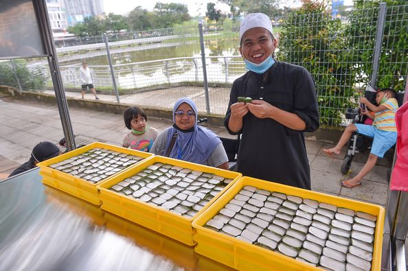 rozali53's tweet photo. Ebit Lew
 
Sedih sayu betul hati bila jumpa ibu tunggal, oku tiada sempurna 2 tangan dan  2 kaki di Sri Rampai Setapak. Kakak ini besarkan 2 anak dengan berniaga kuih tepung pelita. Hantar ke sana sini. Tiada kedai... 
Sedap kuih pelita kakak ni buat. 
Kakak ini rajin sangat. https://t.co/7eTHuukJtx