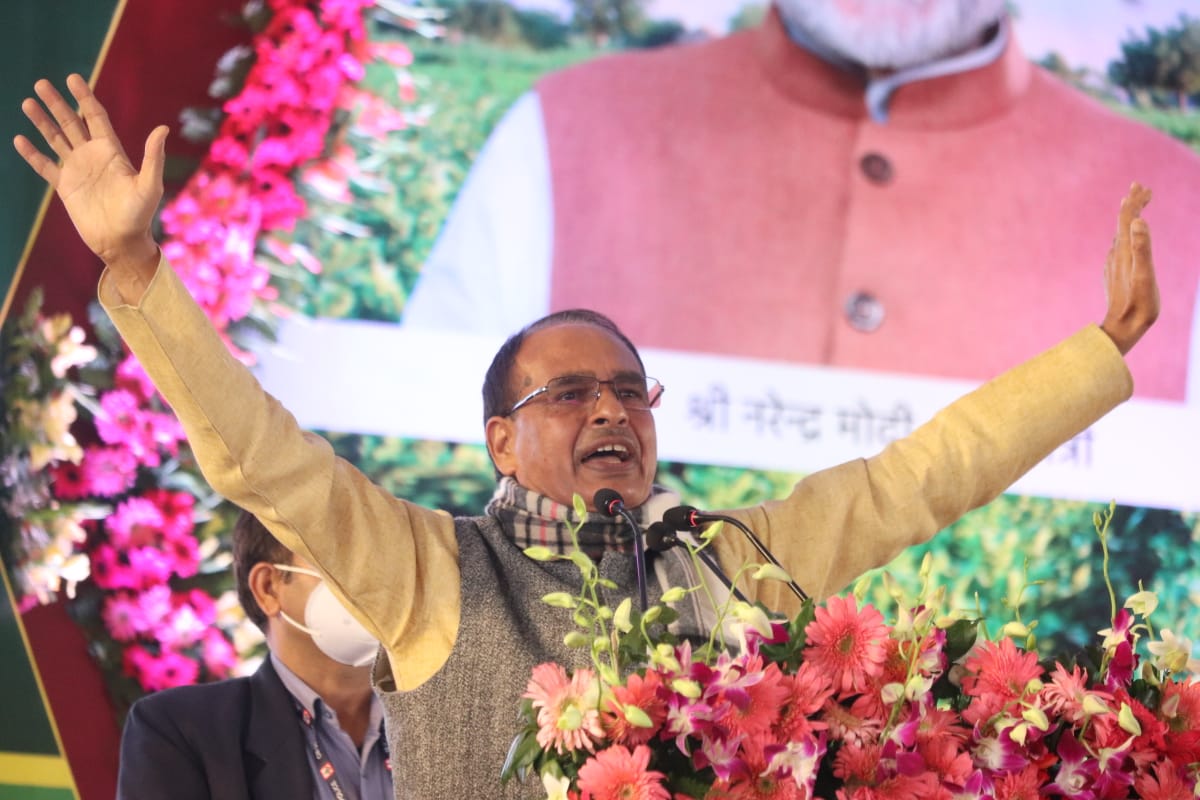 ChouhanShivraj's tweet photo. प्रधानमंत्री श्री @narendramodi जी के आशीर्वाद और सहयोग से पिछले आठ महीनों में हमने  82,422 करोड़ रुपये विभिन्न योजनाओं में किसानों के खाते में अंतरित किया। किसानों का कल्याण हमारी प्राथमिकता है। #KisaanSammelan,रायसेन में विचार साझा किया।
https://t.co/E1H5byDZwg
#ModiWithFarmers https://t.co/WBoMd2cWPA