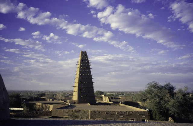 Africa in #Wikipedia: ongoing efforts. @ASCLeiden donated 4,000 Africa photos to @Wikicommons @wmnl @wikiafrica (Photo: Grande Mosque Agadez, Angeline van Achterberg Collection) ascleiden.nl/news/ascl-libr…