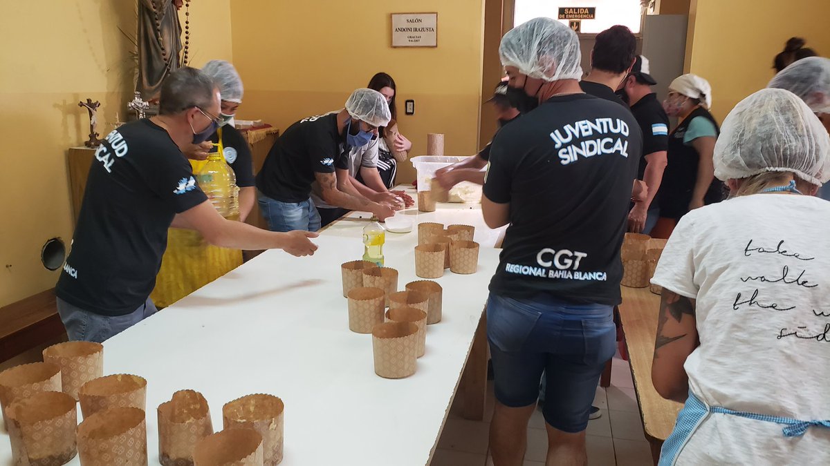 juventud_cgt's tweet photo. Primera jornada de trabajo en el comedor San Ignacio de Loyola. El objetivo 500 pan dulces para estas fiestas.
#juventudsindical #amasandosolidaridad #quetodostenganunpandulce
#solidaridad https://t.co/8T839K0wR3