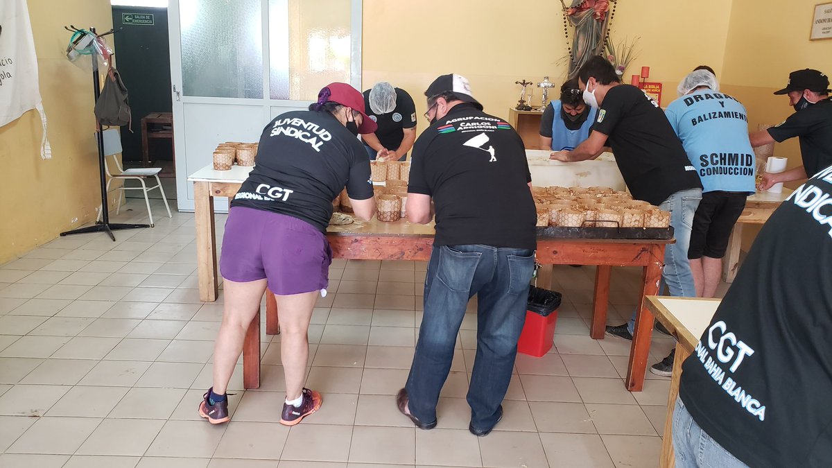 juventud_cgt's tweet photo. Primera jornada de trabajo en el comedor San Ignacio de Loyola. El objetivo 500 pan dulces para estas fiestas.
#juventudsindical #amasandosolidaridad #quetodostenganunpandulce
#solidaridad https://t.co/8T839K0wR3