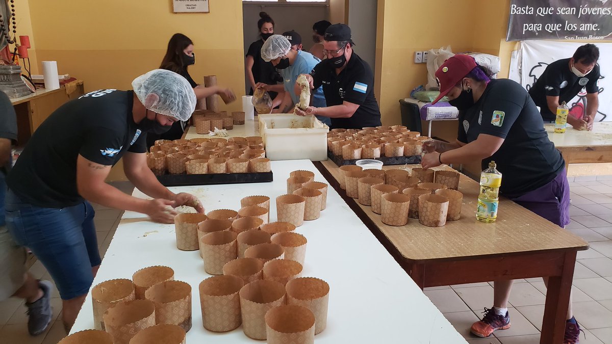 juventud_cgt's tweet photo. Primera jornada de trabajo en el comedor San Ignacio de Loyola. El objetivo 500 pan dulces para estas fiestas.
#juventudsindical #amasandosolidaridad #quetodostenganunpandulce
#solidaridad https://t.co/8T839K0wR3