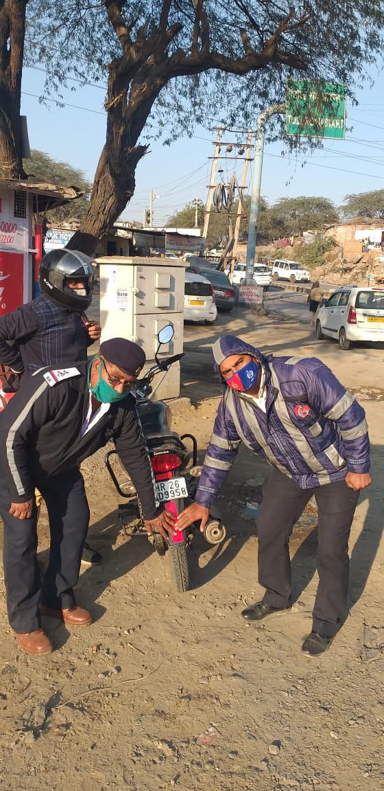 FTPfbd's tweet photo. फरीदाबाद ट्रैफिक पुलिस ने धुंध व कोहरे में किसी भी अप्रिय घटना से बचने के लिए वाहनों व बैरिकेट्स पर रिफ्लेक्टर  लगाई! धन्यवाद
@FBDPolice @IGtraffic_hry @dr_arpit_jain @nsvirk @opsinghips @SmartCityFbad https://t.co/gKTOSblqL4