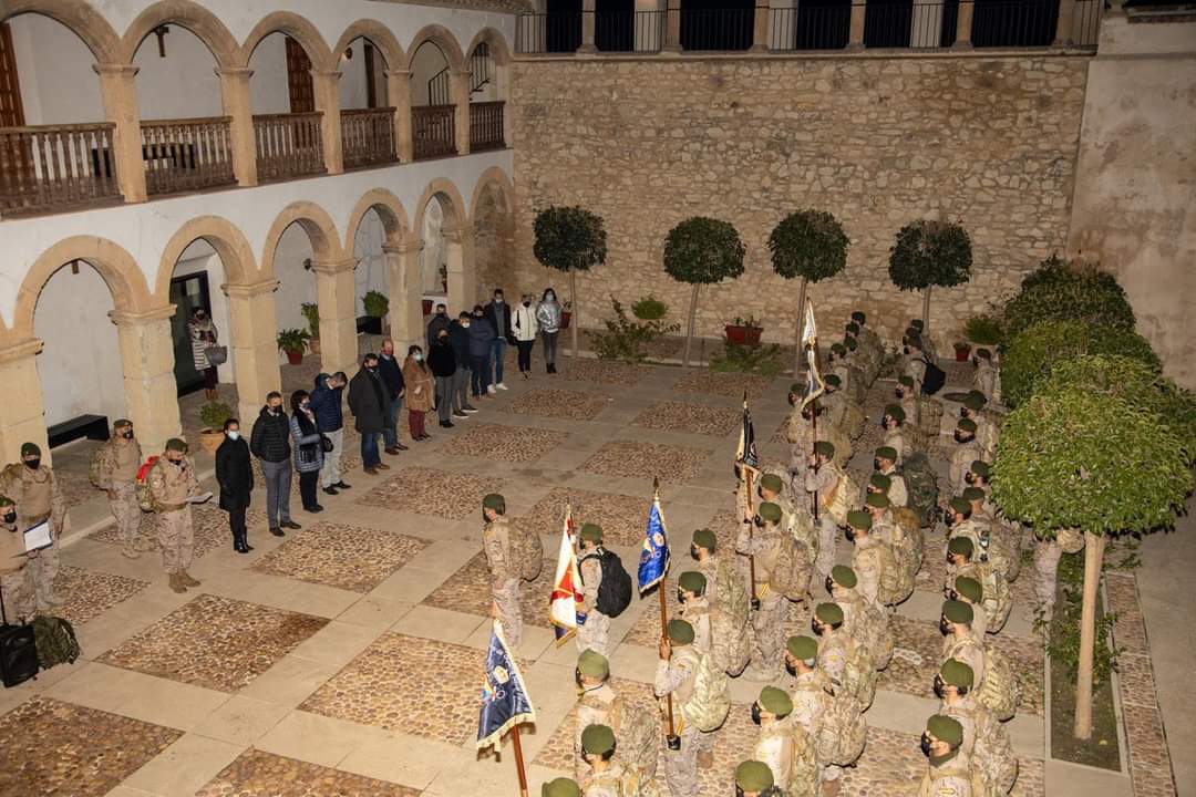 AytodeCaravaca's tweet photo. ¡Gracias a todos por vuestra colaboración! 🤝🛍
ℹLa Unidad #Naval transporta cerca de nueve toneladas de alimentos para las delegaciones de @_CARITAS en el Noroeste.
➕ INFO.: https://t.co/uAdLB5Aqo6
#ToneladaSolidaria https://t.co/6qKL4LQuQn