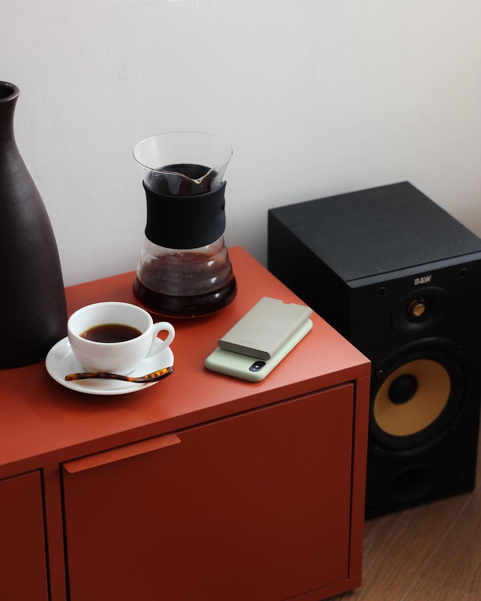 Nolii + Oliver Hooson —— an afternoon with the London-based Lifestyle photographer [<a href="/olvh/">OLVH Brugge</a>]

Boosting his charge with both a freshly brewed cup of coffee &amp; the Nolii Couple Battery —— essentials to keep you moving through Lockdown life. 

#NoliiOnTheGo #Nolii+ #StyledWithNolii