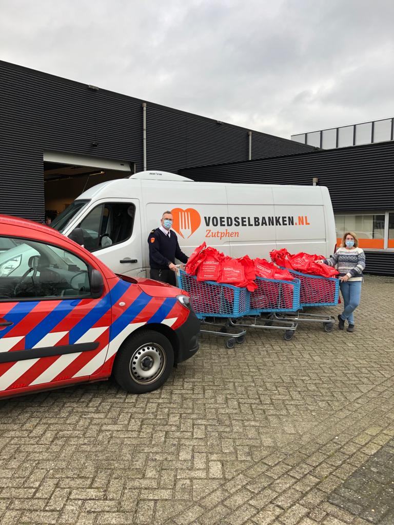 VNOGregio's tweet photo. Klanten van de voedselbank in Zutphen krijgen van ons een rookmelder in hun pakket #veiligefeestdagen  @gem_Zutphen. Voedselbank Apeldoorn volgt in januari. https://t.co/ItiBPLyjtX
