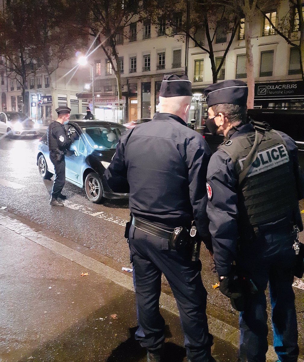 prefetrhone's tweet photo. #CouvreFeu | Hier soir, @PoliceNat69 et @Gendarmerie_069 ont déployé pas moins de 4⃣5⃣ points de contrôle dans le #Rhône. A #Lyon, piétons, voyageurs et automobilistes ont été contrôlés.

📲 Les attestations dérogatoires sont obligatoires de 20h à 06h https://t.co/wPNZrSijmT https://t.co/m1WTTiqySJ
