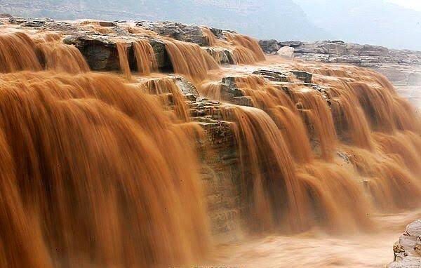En Chine, dans le Fleuve Jaune , tout en haut des cascades se trouve la “porte du dragon” ( Longmen 龙门 ）Dans la légende chinoise, les carpes qui réussissaient à monter cette cascade , s’envolaient vers le ciel et se transformaient en dragons. #onepiece999