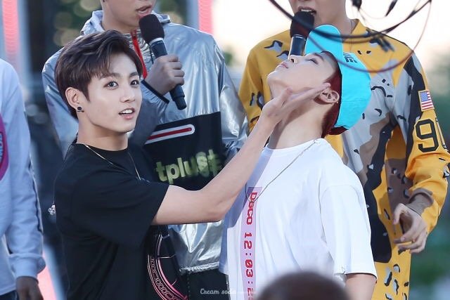 today i give you jungkook exposing jimin's jawline, tomorrow? who knows